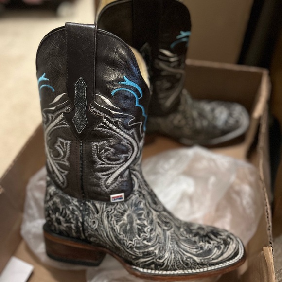 Ladies Rockin Leather tooled boots!

Will come with box! - Picture 4 of 6